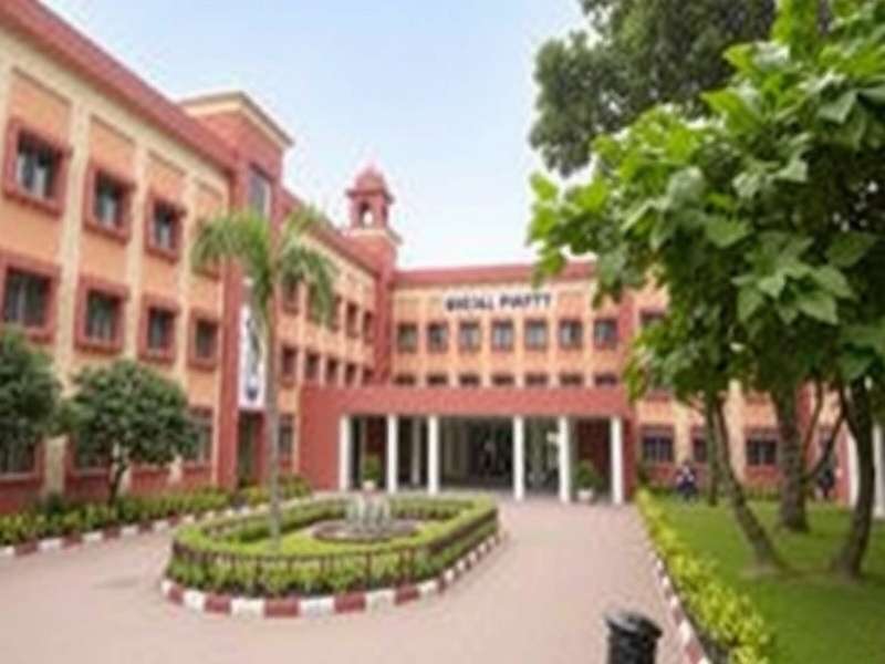 Scientists in research laboratory